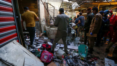 صورة فرانس برس: ذوو ضحايا انفجار سوق الوحيلات في مدينة الصدر دفنوا أحباءهم وسط ذهول من حجم الكارثة