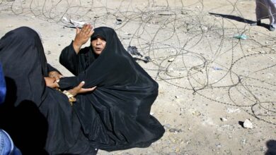 صورة مئات الأطفال والنساء يفترشون أرض سجن التاجي لمقابلة ذويهم