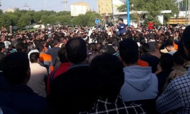 صورة عشرات الآلاف من عمال النفط في إيران يضربون عن العمل لتردي الأوضاع الاقتصادية
