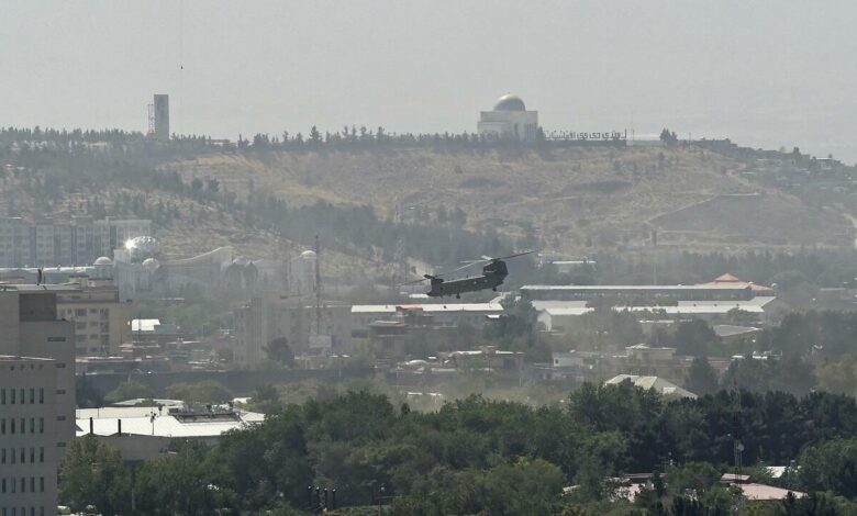 صورة السفارة الأمريكية في كابل تطالب رعاياها بتجنب الذهاب إلى مطار كابل