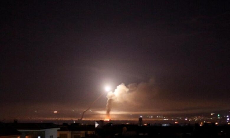 صورة المرصد السوري لحقوق الإنسان: “إسرائيل” قصفت مواقع لحزب الله وإيران بمحيط دمشق وحمص