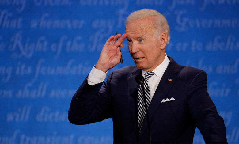 صورة بايدن ينفي علمه بمحتوى وثائق رسمية سرية عُثر عليها في مكتبه السابق