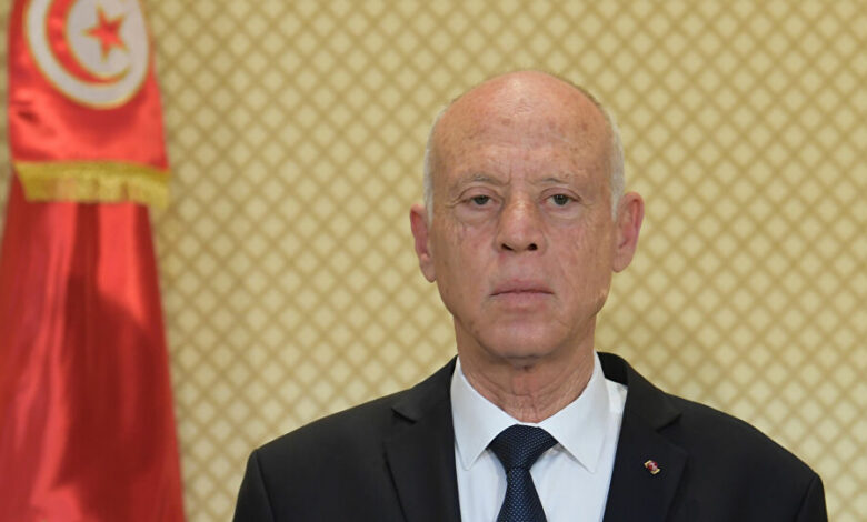 صورة وفد أمريكي يحث الرئيس التونسي قيس سعيّد على العودة إلى الديمقراطية في تونس