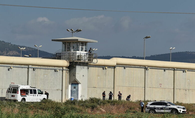 صورة 6 أسرى فلسطينيين يكسرون قيدهم من سجن “جلبوع” عبر نفق حفروه ذاتيًا