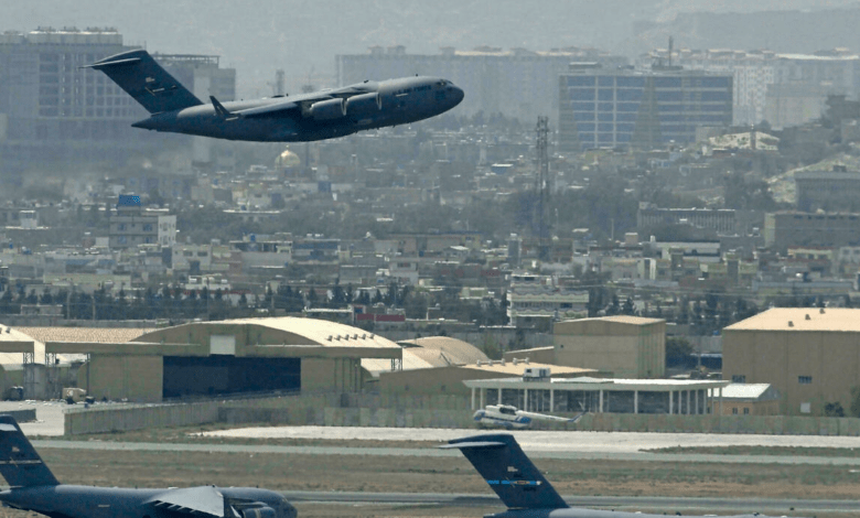 صورة بريطانيا تجري محادثات مع طالبان لتأمين مرور حر لرعاياها وحلفائها لخارج أفغانستان