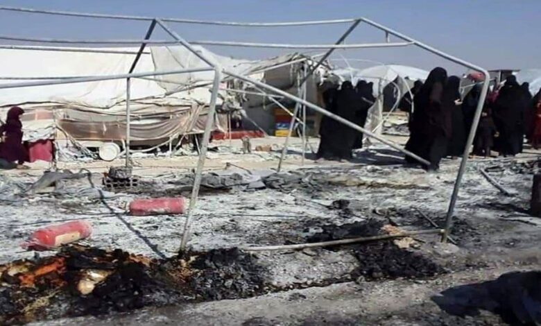 صورة مصادر صحفية: حريق ضخم يلتهم 16 خيمة في مخيم الهول للنازحين شرقي محافظة الحسكة السورية دون إصابات بشرية