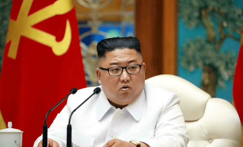 صورة الزعيم الكوري الشمالي كيم جونغ أون يتهم الولايات المتحدة بأنها السبب الجذري للتوترات في شبه الجزيرة الكورية