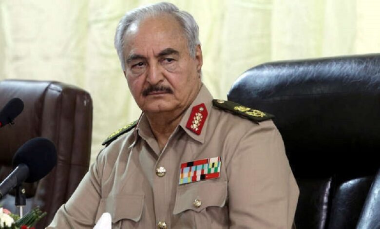 صورة القضاء العسكري يطالب بتوقيف اللواء المتقاعد خليفة حفتر على خلفية 5 قضايا