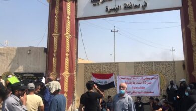 صورة موظفو العقود في وزارة التربية يغلقون مبنى مديرية تربية البصرة للمطالبة بالتثبيت وزيادة الرواتب