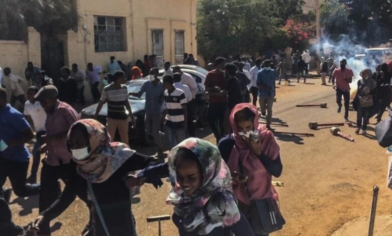 صورة مقتل وإصابة متظاهرين في الخرطوم إثر محاولة القوات الأمنية تفريقهم بالقوة