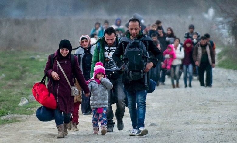 صورة وكالة رويترز: عائلات عراقية تتحمل عناء الهجرة مع الأطفال بحثًا عن الأمان