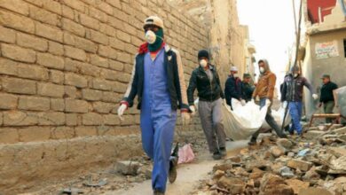 صورة العثور على رفات ثلاث جثث مجهولة الهوية بين الأنقاض في الموصل