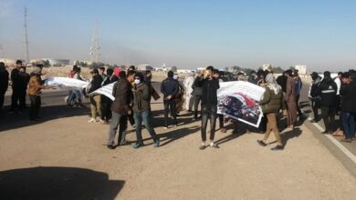 صورة أهالي محافظتي النجف والقادسية يتظاهرون للمطالبة بإقالة محافظيهما