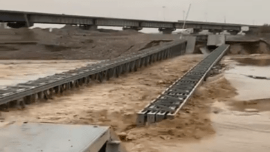 صورة انهيار جسر الكوير الحديدي في نينوى وتوقفه عن الخدمة بسبب السيول