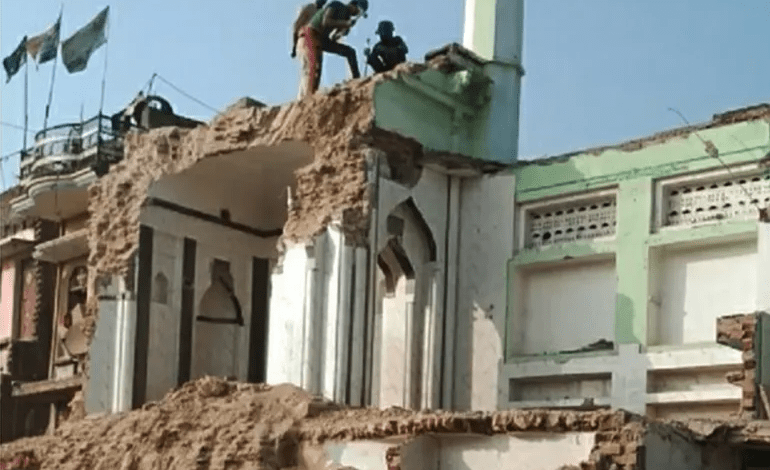 صورة السلطات الهندية تهدم مسجد شاهي التاريخي