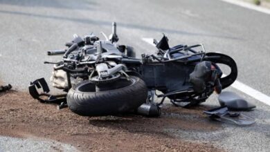 صورة مقتل شخصين وإصابة آخر بحادث سير لدرجات نارية في ناحية العكيكة