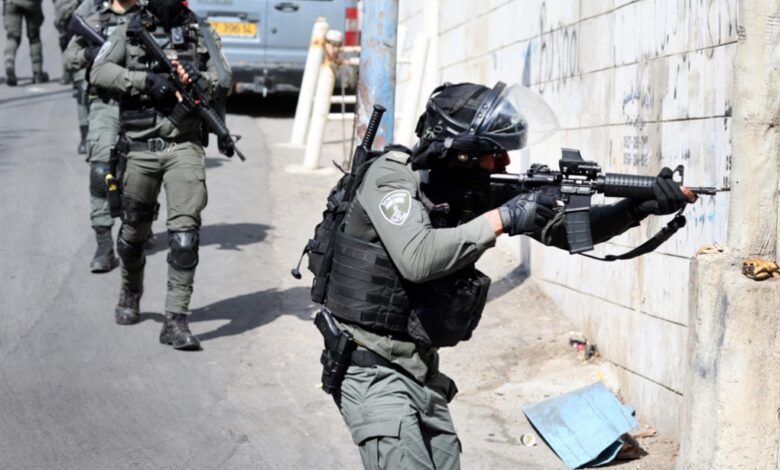 صورة جيش الاحتلال يداهم منزل منفذ هجوم عملية القدس ويعتقل عائلته