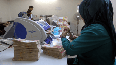صورة محال الصيرفة تشهد انخفاضًا للدينار مقابل ارتفاع كبير بأسعار الدولار