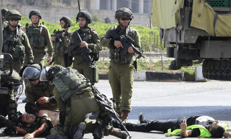 صورة مصادر إعلام إسرائيلية: إصابة 4 إسرائيليين في عملية مزدوجة قرب الرملة