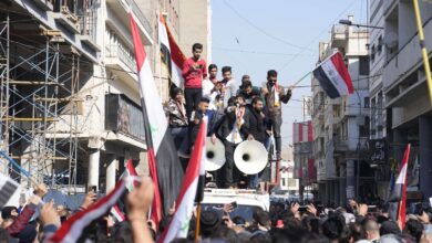 صورة تظاهرات أمام البنك المركزي العراقي تضرم شرارة ثورة إسقاط حكومة الإطار