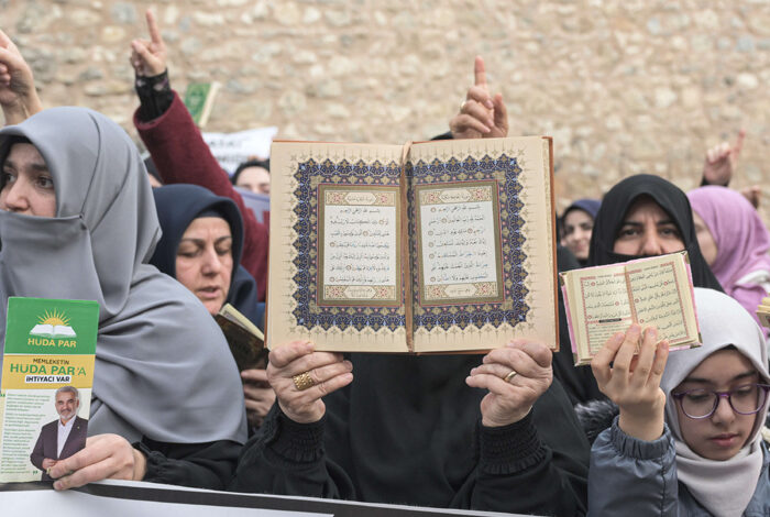 صورة العالم يدين تواطؤ السلطات السويدية مع العمل الدنيء لحرق نسخة من القرآن الكريم