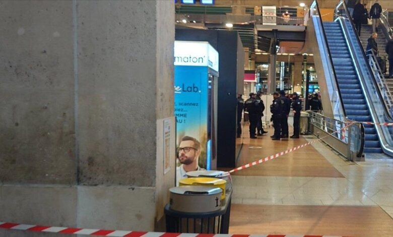 صورة جرحى في هجوم بمحطة للقطارات في باريس والشرطة تعتقل المنفذ