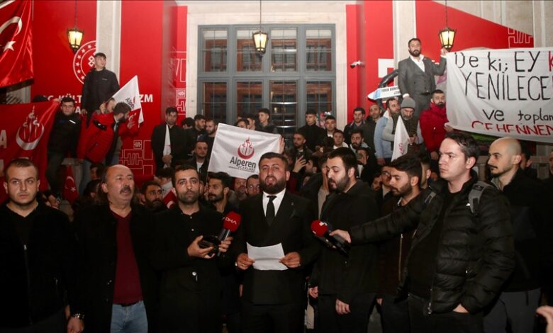 صورة احتجاجات أمام القنصلية السويدية في إسطنبول على خلفية حرق نسخة من القرآن الكريم