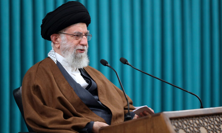 صورة مجلة إيكونوميست: خامنئي يخشى من استمرار التظاهرات والانقسامات بين حلفائه