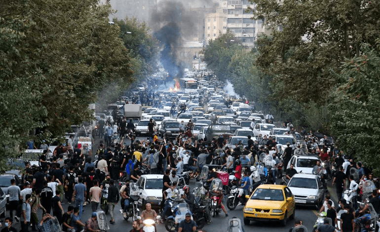 صورة تدهور عملة إيران أمام العملات الأجنبية ينذر بتأجيج الاحتجاجات في البلاد