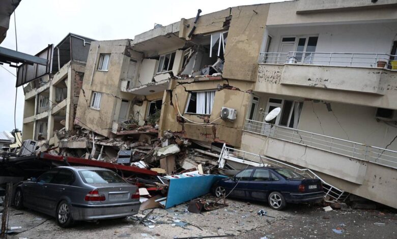 صورة تعطيل الدوام بالمدارس في تركيا لمدة أسبوع من جراء الزلزال.