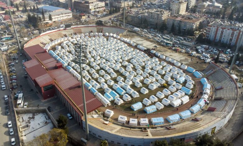 صورة آفاد التركية تقيم خيامًا مؤقتة في قهرمان مرعش للمتضررين من الزلزال