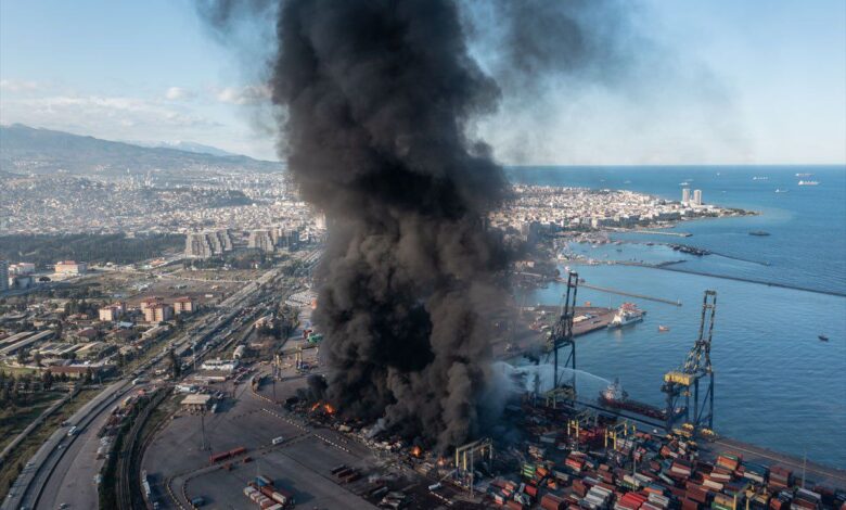 صورة رويترز: طائرات تكافح لإطفاء حريق اندلع مجددًا في ميناء إسكندرون