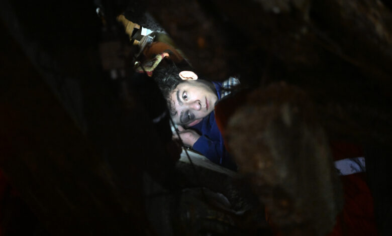 صورة إنقاذ 6 أطفال وسيدتين من تحت الأنقاض من جراء زلزال تركيا