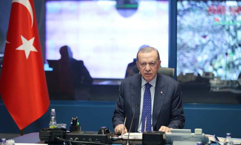 صورة الرئيس أردوغان يعلن حالة الطوارئ في المناطق التركية المنكوبة جراء الزلزال