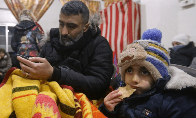 صورة إصابة نحو 100 شخص بتسمم في مركز لإيواء الناجين من الزلزال في حلب
