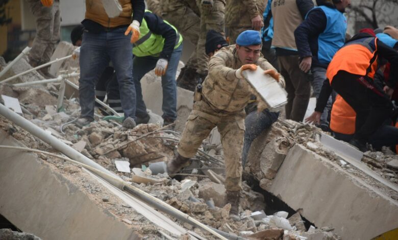 صورة 3 آلاف جندي تركي يشاركون في عمليات الإنقاذ بمنطقة الزلزال