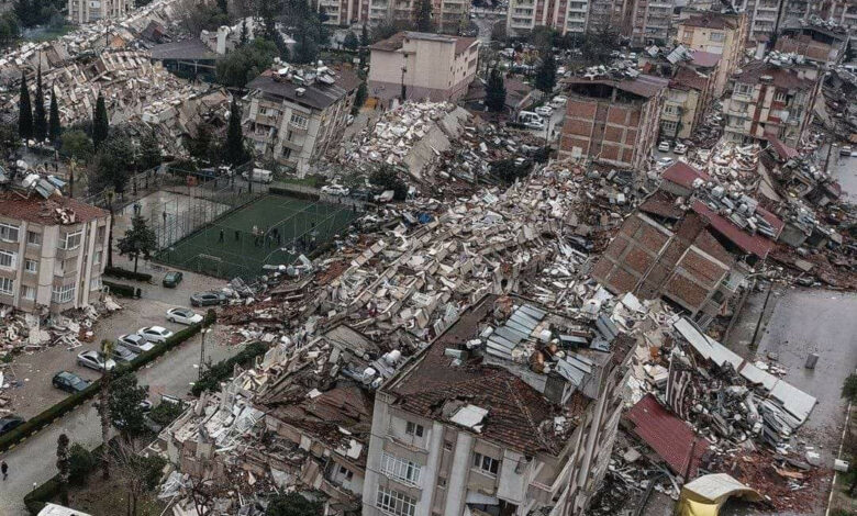 صورة إدارة الكوارث والطوارئ: ارتفاع عدد قتلى الزلزال في تركيا إلى أكثر من 14 ألفًا
