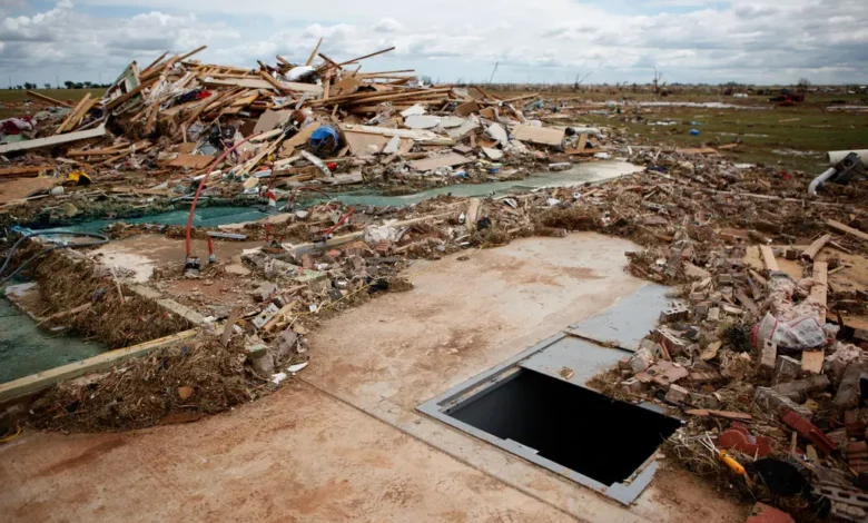 صورة 9 أعاصير تجتاح ولايتي أوكلاهوما وكنساس الأمريكيتين وتقطع الكهرباء عن آلاف المباني