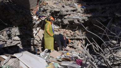 صورة سباق مع الزمن والبرد لإنقاذ الناجين في تركيا وسوريا