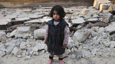 صورة استمرار البحث عن ناجين بعد الزلزال في تركيا وسوريا