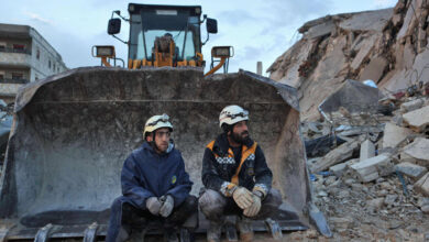 صورة الذعر مستمر في مدن سورية مع ضعف فرق الإنقاذ والإسعاف