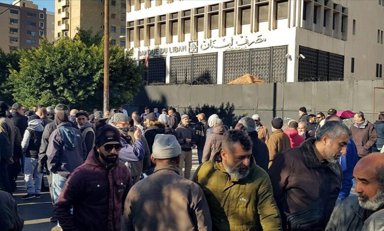 صورة تظاهرة أمام فرع مصرف لبنان في مدينة طرابلس احتجاجًا على إغلاق المصارف