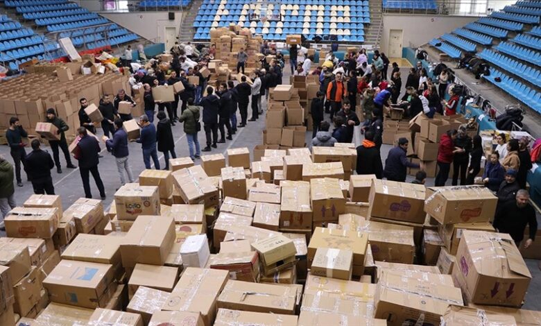 صورة العديد من الولايات التركية تستنفر طاقاتها لإغاثة المتضررين من الزلزال