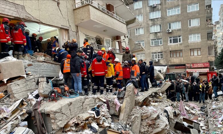 صورة حصيلة ضحايا الزلزال في تركيا بلغت 3381 قتيلًا وأكثر من 20 ألف جريح