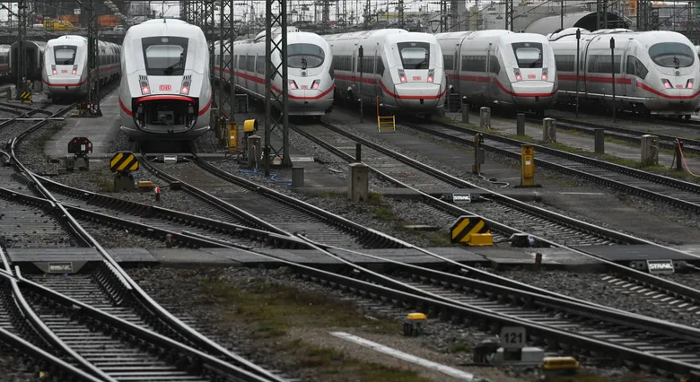 صورة توقف وسائل النقل في معظم أنحاء ألمانيا مع إضرابات مطالبة بزيادة الأجور