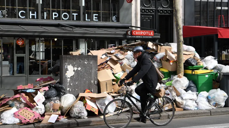 صورة عشرة آلاف طن من القمامة في شوارع باريس بسبب إضراب العمّال