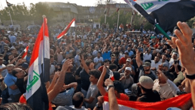 صورة أهالي القرنة يتظاهرون للمطالبة بإلغاء عقد الشركة المنفذة لمشروع المجاري