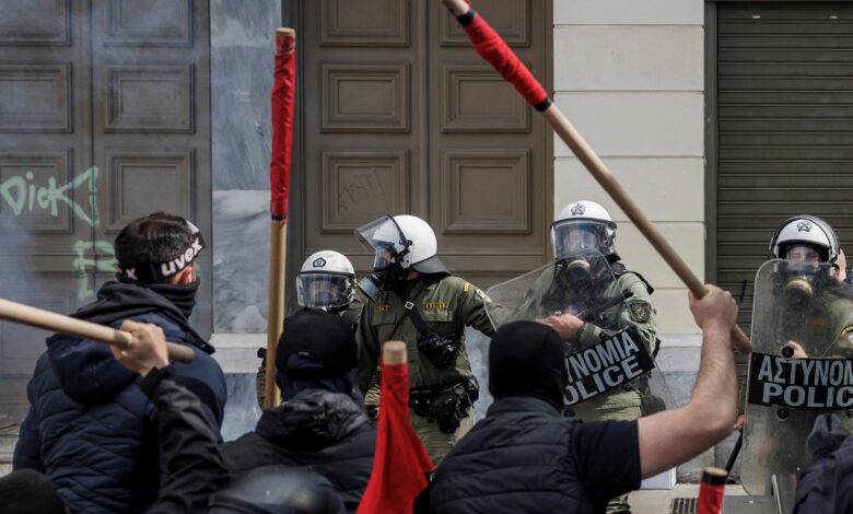 صورة اندلاع صدامات في أثينا بين متظاهرين ورجال الأمن بعد إضراب شامل