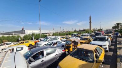 صورة الازدحامات المرورية في بغداد.. تلتهم الزمن وتعطل حياة الناس