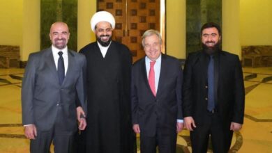 صورة سقطة سياسية تجمع الأمين العام بزعماء الميليشيات الإرهابية